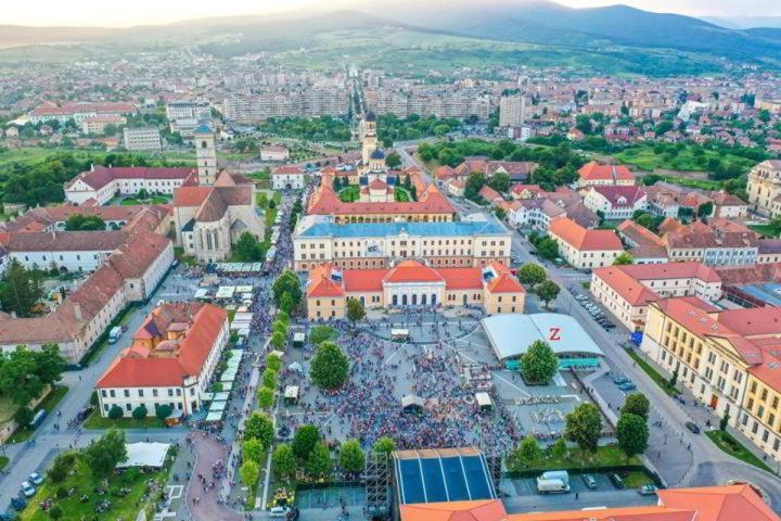 Central Spacious Apartment With Balcony - Alba Carolina Alba Iulia Bagian luar foto