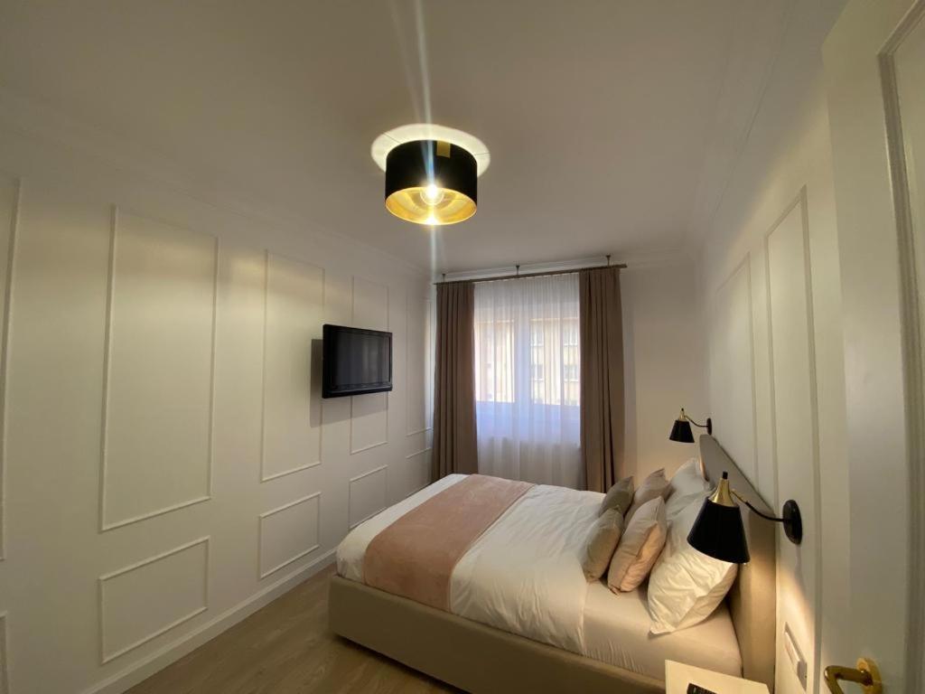 Central Spacious Apartment With Balcony - Alba Carolina Alba Iulia Bagian luar foto