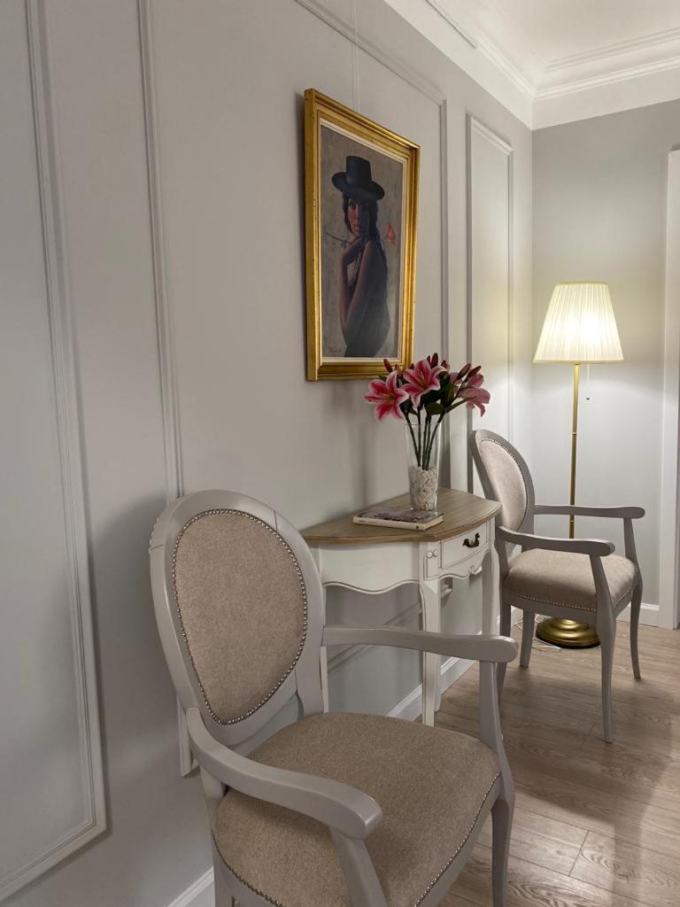 Central Spacious Apartment With Balcony - Alba Carolina Alba Iulia Bagian luar foto